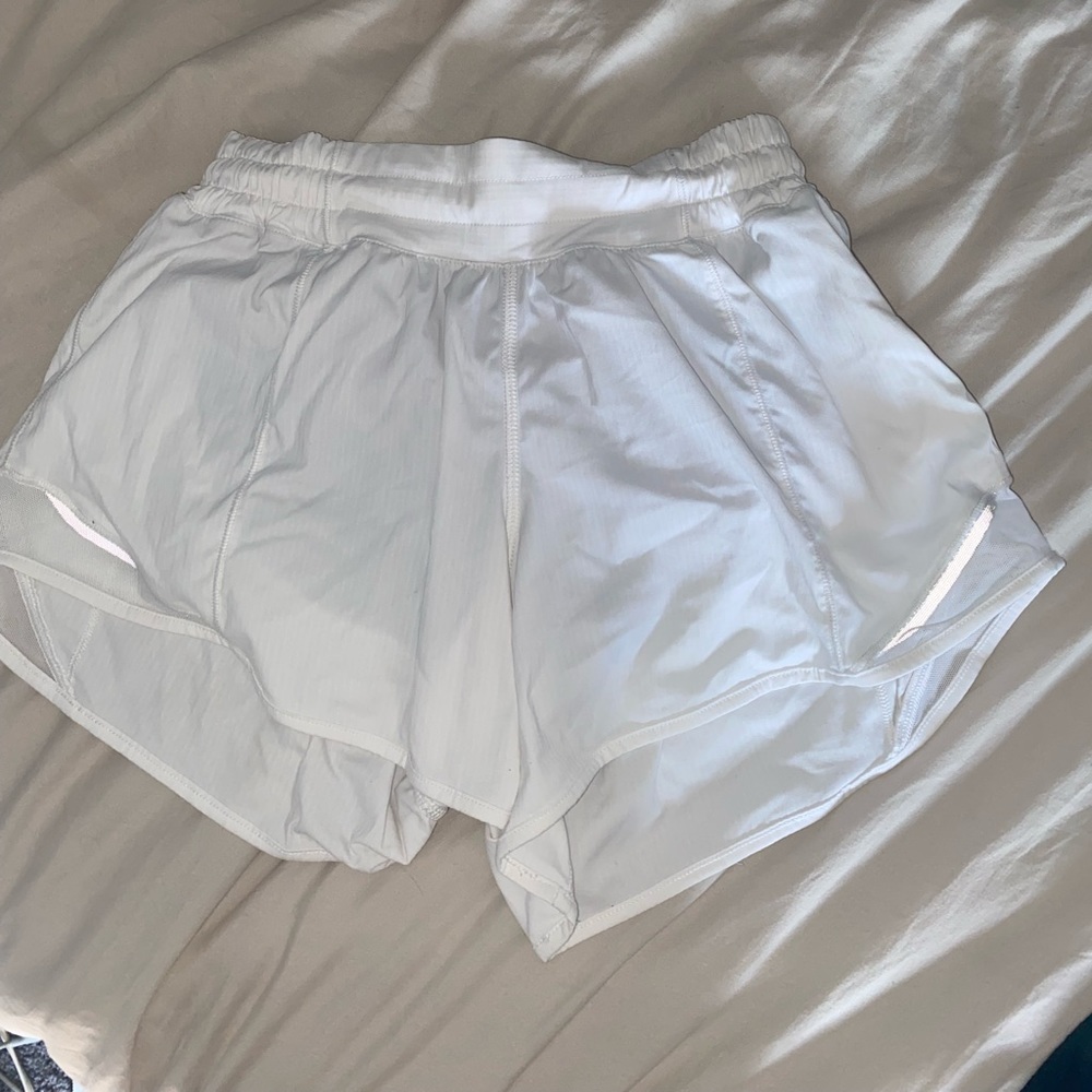 white lulu shorts size 4 4”